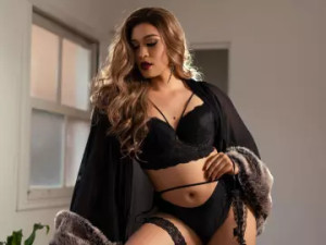 Watch this complete video called SeleneThomaz, 25 years old, trans