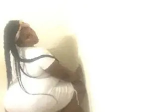 Play this uncut scene of TastyBunni, 24 years old, brunette hair trans