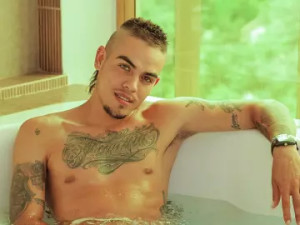 Play the uncut clip titled MikeeScooth, 28 years old, brown hair male