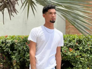 Play uncut movie of StivBigCock688, 24 years old, brunette hair male