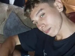 Play the uncut video called Noahoconor, 18 years old, colored hair male