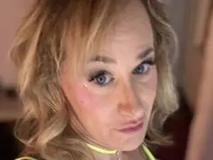 Play uncut video called Katiethemuse, 38 years old, blonde hair trans