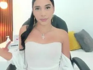 Stream hardcore video named ValeriaaCastellanoos, 18 years old, brunette hair trans