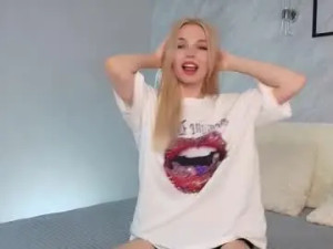 Stream the complete video titled Pollimills Cam porn model from chaturbate