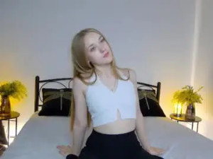 Play uncut scene named Kumikruz Cam porn model from chaturbate