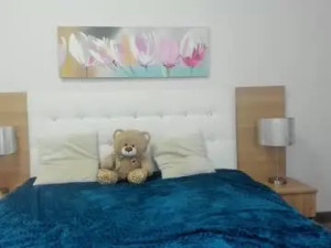 Stream the complete video of Lovelysophie3 Cam porn model from chaturbate