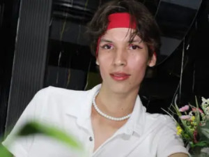 Stream the uncut movie titled LenniSiriuss, 19 years old, brown hair male