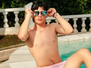 Stream the complete movie of BenitoSaenz, 18 years old, brown hair male
