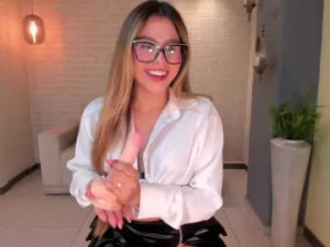 Stream this complete clip named AriaLanne Cam porn model from bongacams
