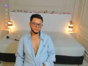 Watch complete scene titled Landonrush Cam porn model from chaturbate