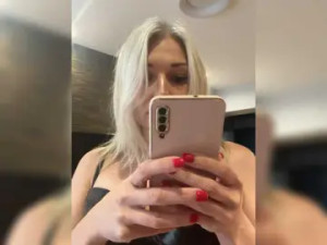 Enjoy watching this complete video titled Evalovesroses Cam porn model from bongacams