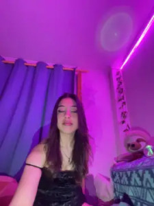 Watch complete movie called Emilyy444 Cam porn model from cam4