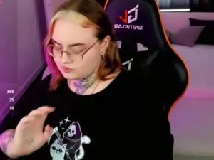 View HD clip named Alice_linger Cam porn model from chaturbate