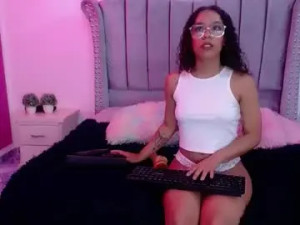 Watch this uncut clip of Sweet_naomy01 Cam porn model from chaturbate