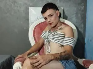 Watch this uncensored video of HeidySumers, 21 years old, brunette hair trans