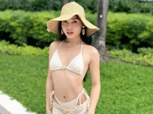 Stream the uncensored movie titled ScarletteSanchez, 19 years old, brunette hair trans