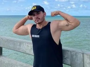 Play this uncut clip called ThiagoJones22, 21 years old, brunette hair male