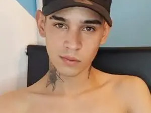 Play uncut clip of Jeremyyy, 25 years old, brunette hair male