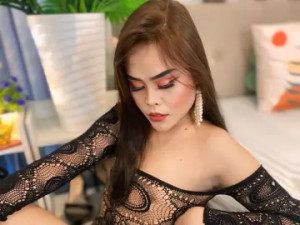 Play the uncensored movie of Amiyalie, 23 years old, brunette hair trans